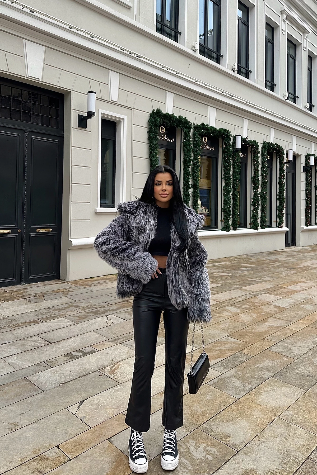 серая куртка